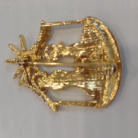 Nativity Goldtone Sparkling Red Green Crystal "Glory to The Newborn King" Pin - Picture 3 of 5